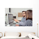 Geschaftsmann Erklart Seiner Kollegin Wall Decal