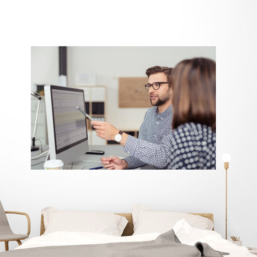 Geschaftsmann Erklart Seiner Kollegin Wall Decal