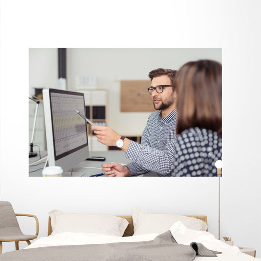 Geschaftsmann Erklart Seiner Kollegin Wall Decal