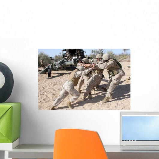 Soldiers Move Muzzle-end M777 Wall Decal